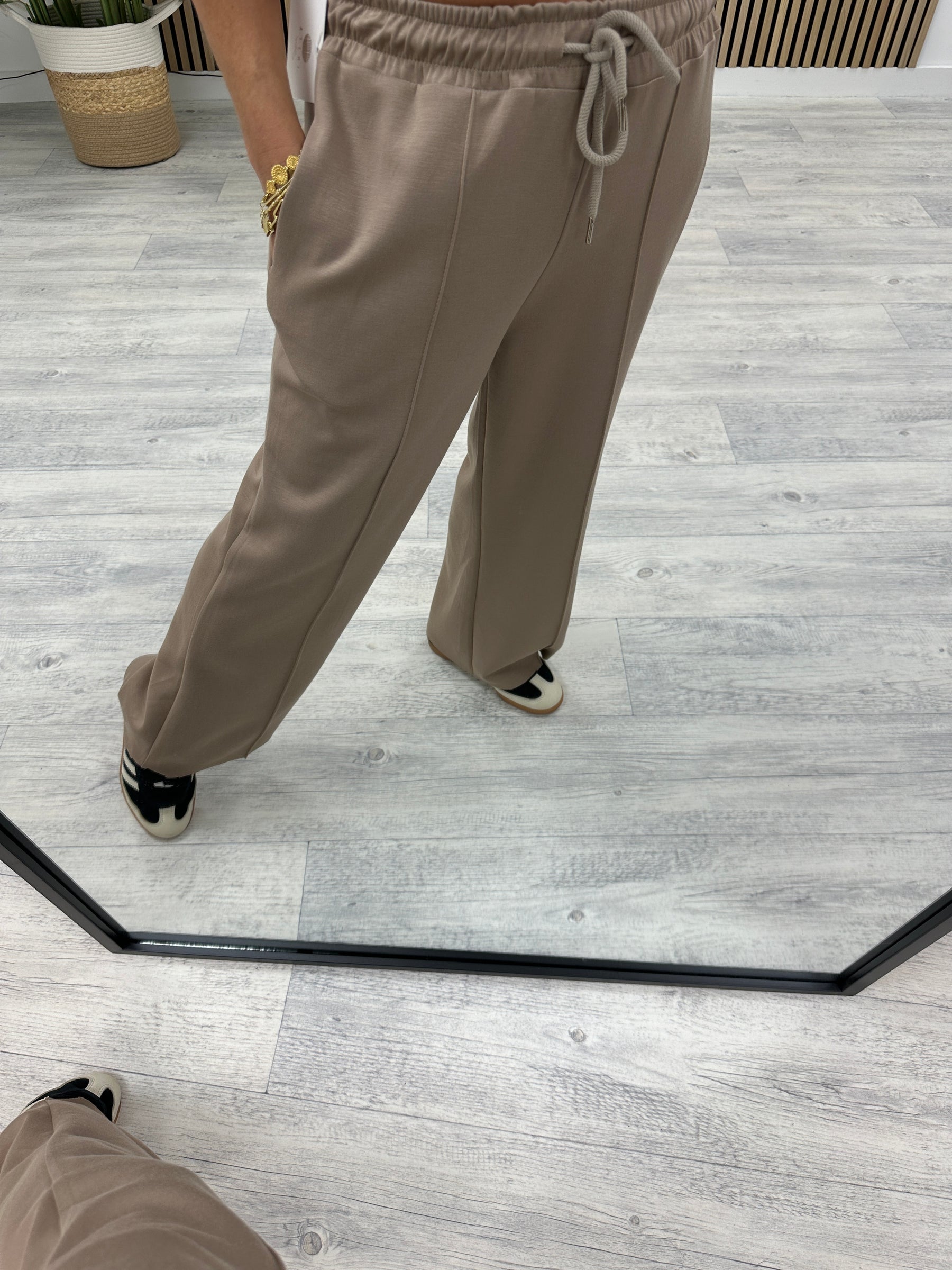 Wide Leg Seam Jogger (Std) - Mocha