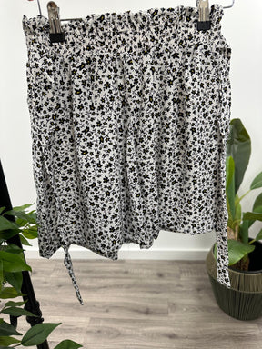 Ditsy Shorts - (small/medium)